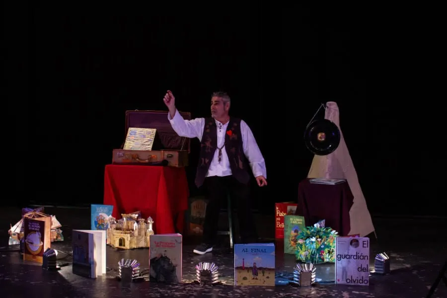 El libro con patas. Feria del libro Los Carteros